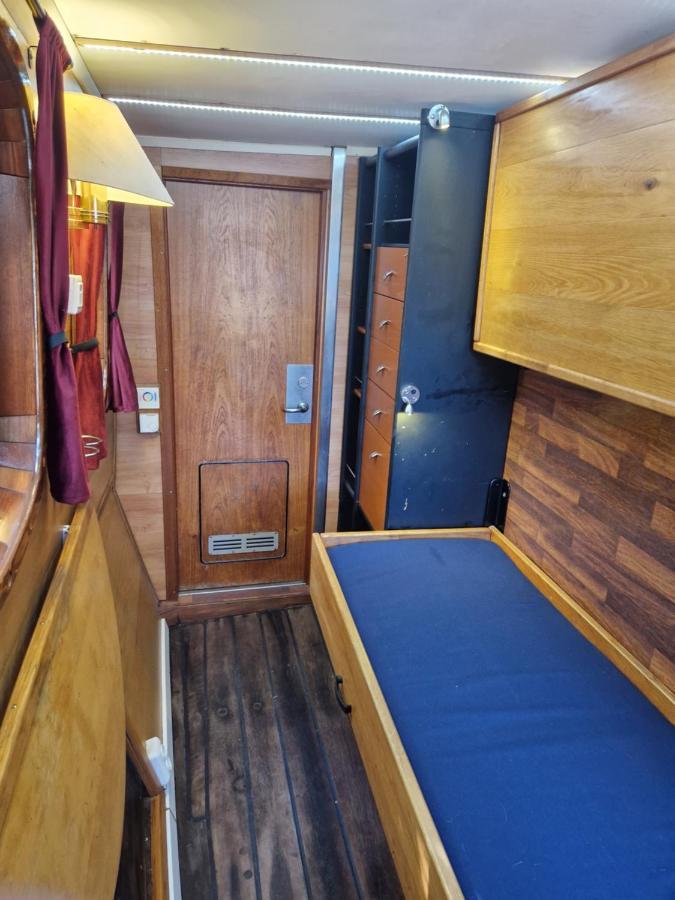 Botel Ship Windoe