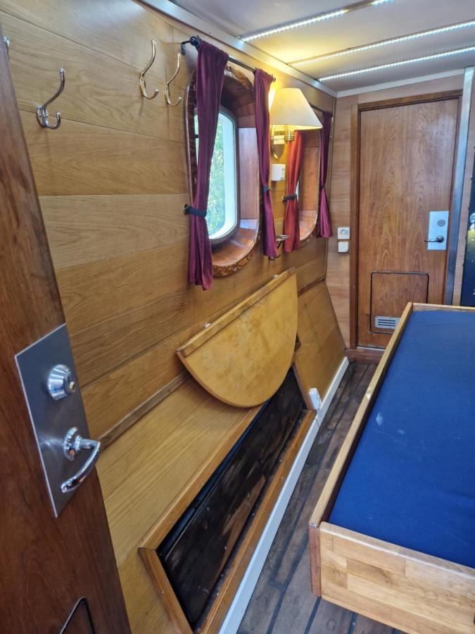 Botel Ship Windoe