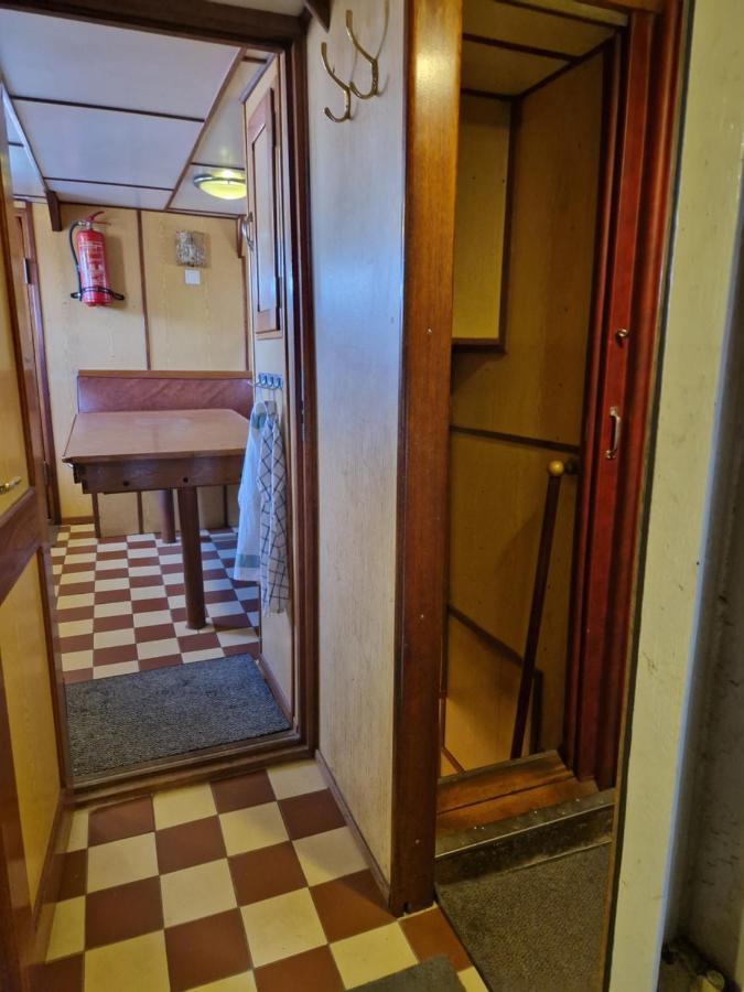 Botel Ship Windoe
