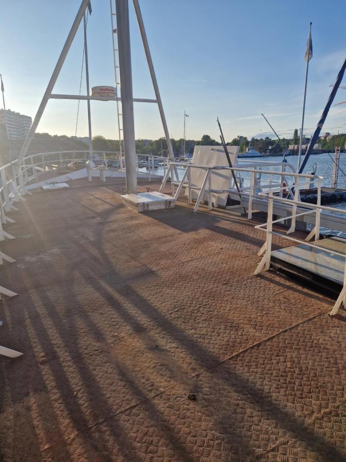 Ship Windoe Botel *