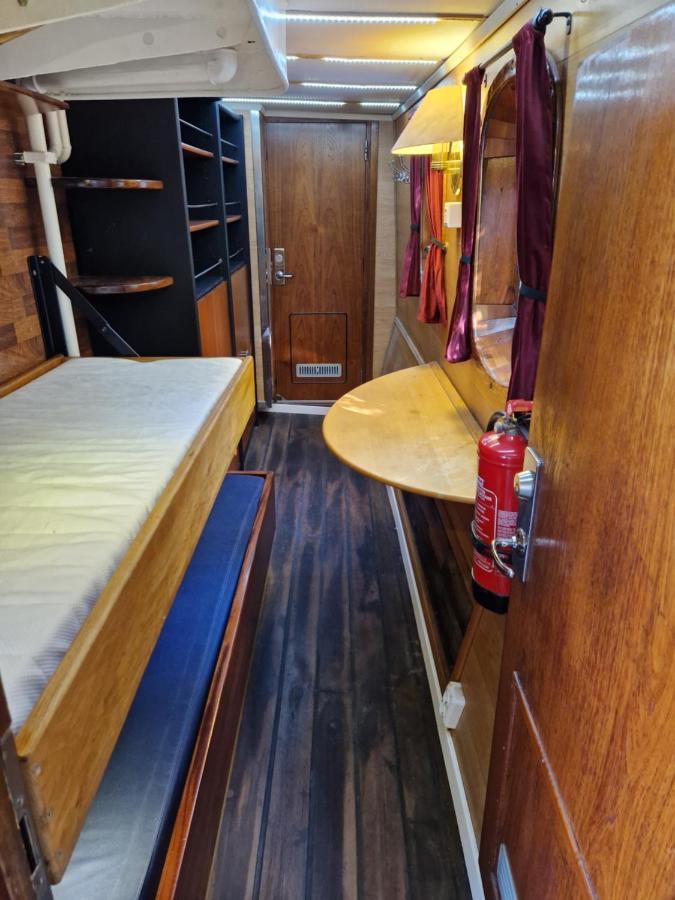 Botel Ship Windoe *